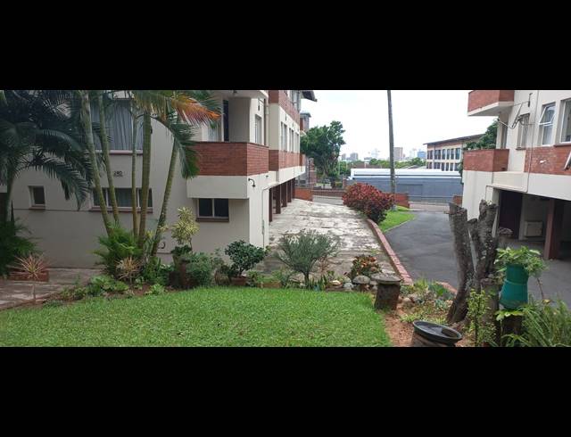 1 BEDROOM FLAT TO LET IN ESSENWOOD